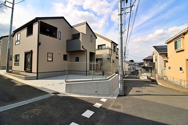 【前面道路含む現地写真】『１号棟』
ひとたび扉を開けばそこに待っているのは上質な空間とマイホームでの新生活をイメージさせる優雅なひととき。「この家なら…」ではなく「ここに住みたい♪」と思う感動をお届けいたします。