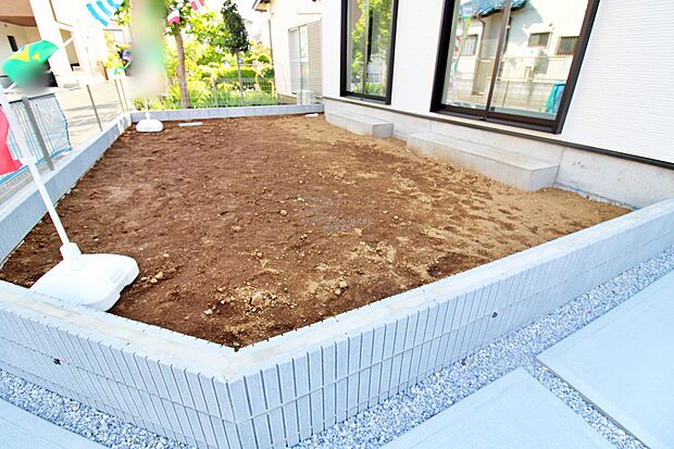 【庭】広い庭では家庭菜園やガーデニングも楽しめ、生活にゆとりと潤いをプラス。リビングから眺める草花を育てたり、沢山の楽しみ方が出来るお庭付き♪
