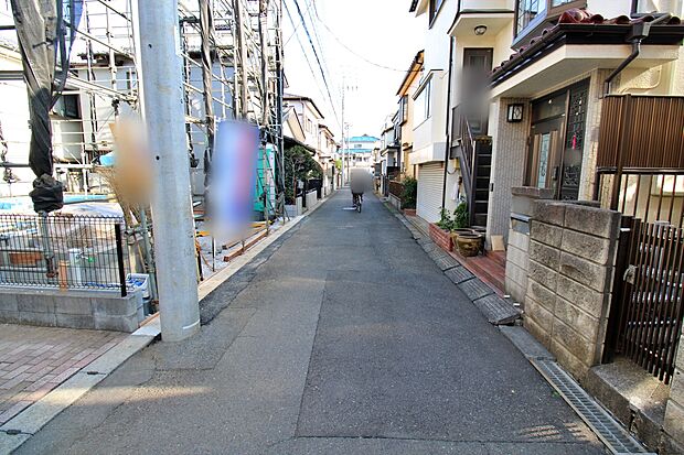 【前面道路含む現地写真】『１号棟』
ひとたび扉を開けばそこに待っているのは上質な空間とマイホームでの新生活をイメージさせる優雅なひととき。「この家なら…」ではなく「ここに住みたい♪」と思う感動をお届けいたします。