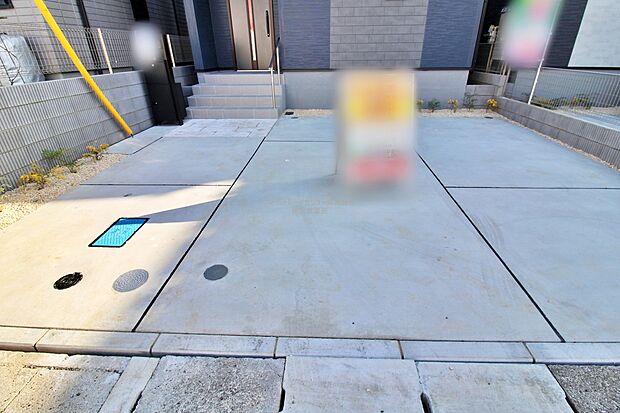 【カースペース】『２号棟』嬉しいコンクリート仕上げのカースペース。雨の日も足元を気にせず外出できます。ご家族の駐輪場としてもお使いいただけます。