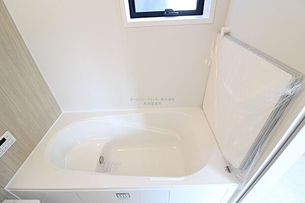 【浴室】毎日の疲れを癒す浴室は１坪タイプです。足を伸ばしてゆっくりとくつろげます。窓があるので、湿気もこもらないのも、うれしいですね♪