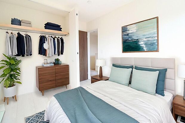 【洋室】大きなベッドを置いても余裕のある広さ！収納完備でお部屋をすっきりとお使いいただけます。お気に入りの空間でくつろぎのひと時をお過ごしください。※家具をCGで加工しています。家具付き販売ではございません。