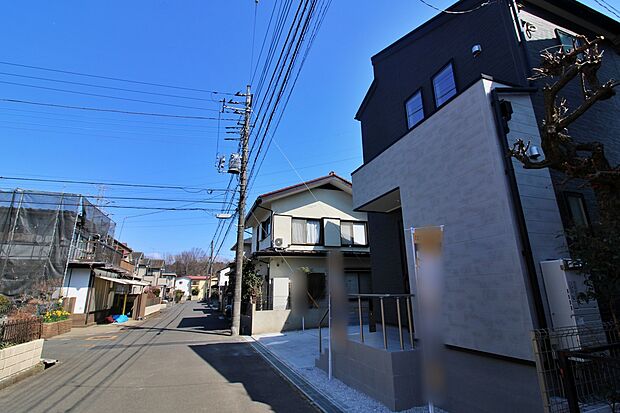 【前面道路含む現地写真】『１号棟』
ひとたび扉を開けばそこに待っているのは上質な空間とマイホームでの新生活をイメージさせる優雅なひととき。「この家なら…」ではなく「ここに住みたい♪」と思う感動をお届けいたします。