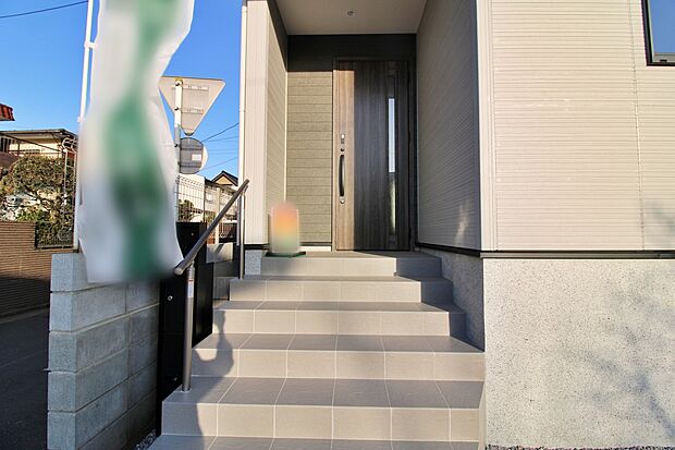 【玄関】スタイリッシュな玄関周り。宅配ボックスを完備しているので宅配便の受け取りを気にする煩わしさがありません。