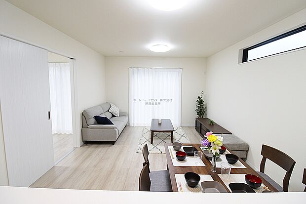 【リビング】『LDKは家族だんらんをデザイン』家族が集まり一緒の時間がすごせる工夫がされております。何気ない一日のひとコマが何者にも代えがたい宝物になることでしょう♪