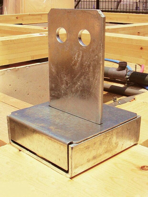 【オリジナル柱脚・柱頭固定金物「TロックII」】「TロックII」は、ホールダウン金物の約2倍の強度があり、接合部の強度を増加させ、地震や風圧がかかった場合の柱の抜けを防ぎます。
