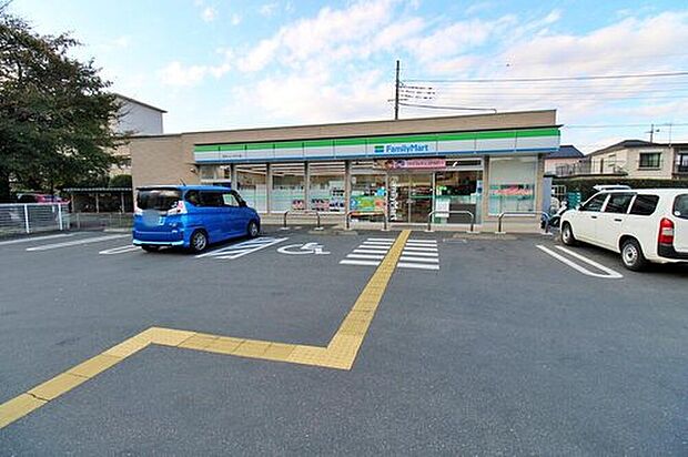 ファミリーマート所沢ニュータウン店（約610m）