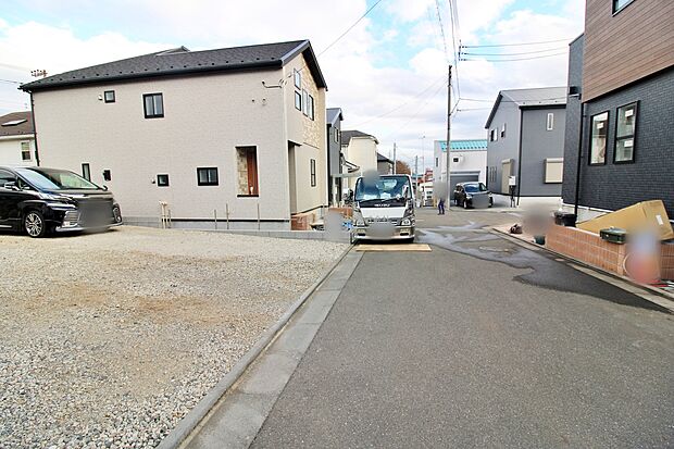 【前面道路含む現地写真】『１号棟』
ひとたび扉を開けばそこに待っているのは上質な空間とマイホームでの新生活をイメージさせる優雅なひととき。「この家なら…」ではなく「ここに住みたい♪」と思う感動をお届けいたします。