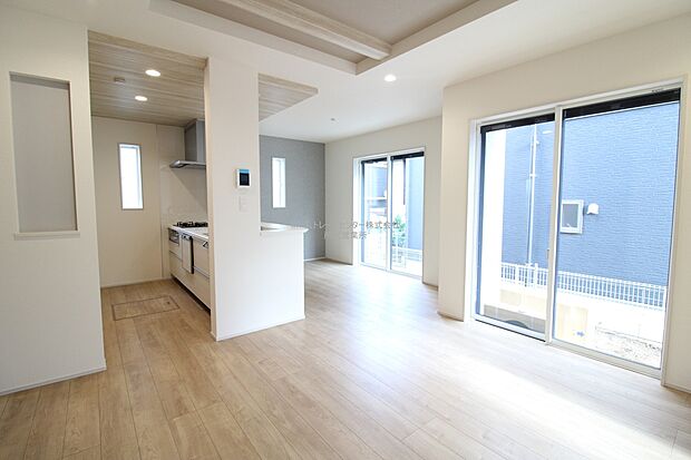 【リビング】明るく開放的な空間が広がる、キッチン・ダイニング・リビング。ホームパーティーでもゲストと一緒に料理を楽しみながら楽しい時間を過ごせそう。