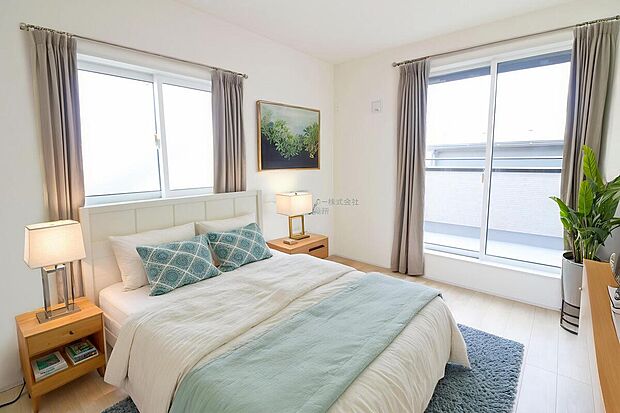 【洋室】大きなベッドを置いてもゆとりのある広さ！収納完備しておりますので、家具が少なくて済みます！お掃除もラクラクですね♪※家具をCGで加工しています。家具付き販売ではございません。