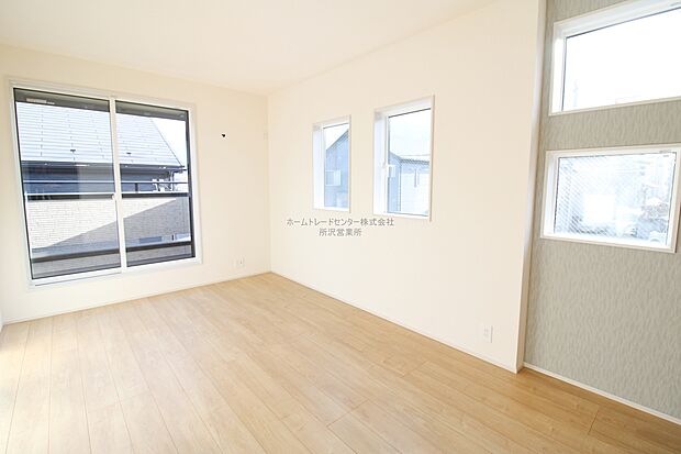 【洋室】建物全体の窓の数が多く、換気性能に優れた物件です。窓を開ければ家中を気持ちの良い風が通り抜け、いつもさわやかなお住まいとなります。