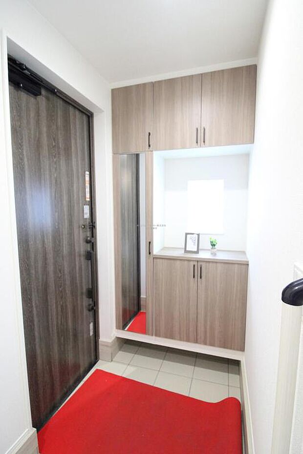 【玄関】お家に出会う人々を迎える玄関だからこそ、広々清潔感あふれる空間にしたいものです。採光・通風にも配慮された設計で毎日明るい空間をキープします♪