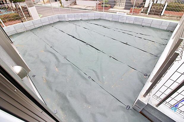 【庭】広い庭では家庭菜園やガーデニングも楽しめ、生活にゆとりと潤いをプラス。リビングから眺める草花を育てたり、沢山の楽しみ方が出来るお庭付き♪