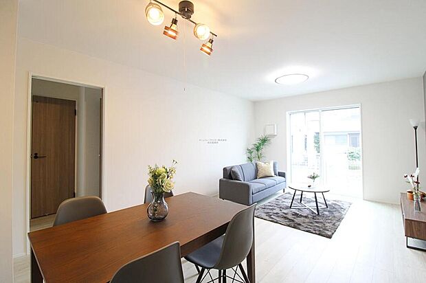 【リビング】仕事、家事、それに育児と忙しく、自分の時間をなかなか取れない毎日。でも、住まいの選び方次第では時間に余裕が生まれ、気持ちもゆったり。趣味だって楽しめるかも♪