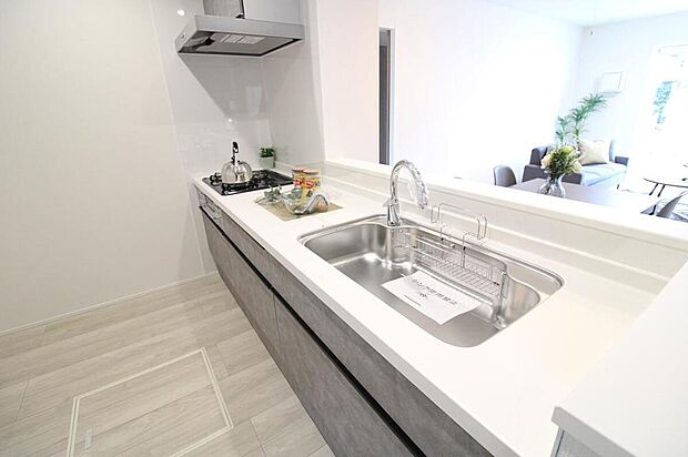 【キッチン】収納力豊富、爽やかなシステムキッチンを用意しております。さっと拭き取るだけで汚れが簡単にとれますので、キッチンスペースをいつでもすっきりとお使い頂けます。