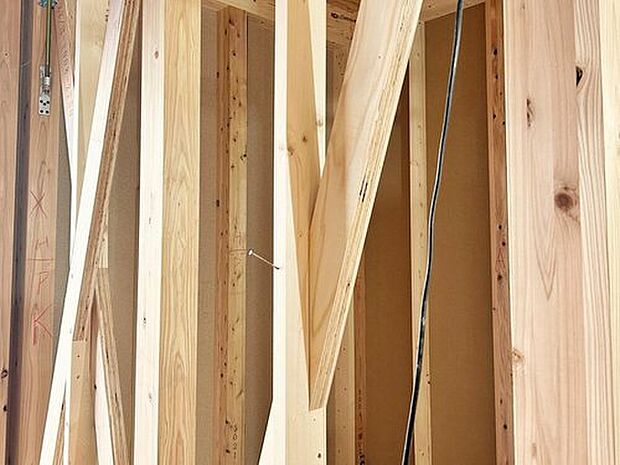 【横からの力に耐える「筋交い」】柱と柱の対角線に取り付けられるもので、片方向の片筋交い、両方向のたすき筋交いがある。 在来工法では、必要箇所に筋交い耐力壁を配置し補強します。