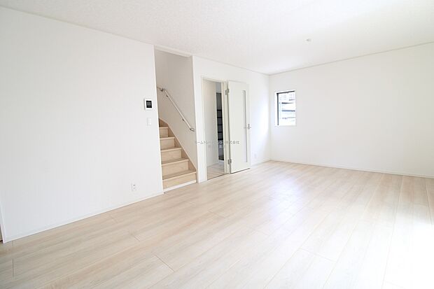 【リビング】仕事、家事、それに育児と忙しく、自分の時間をなかなか取れない毎日。でも、住まいの選び方次第では時間に余裕が生まれ、気持ちもゆったり。趣味だって楽しめるかも♪