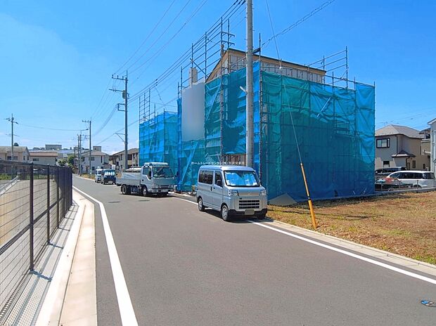 【前面道路含む現地写真】『１号棟』
ひとたび扉を開けばそこに待っているのは上質な空間とマイホームでの新生活をイメージさせる優雅なひととき。「この家なら…」ではなく「ここに住みたい♪」と思う感動をお届けいたします。