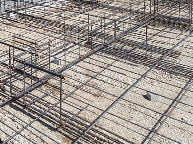 【ベタ基礎は「鉄筋コンクリート造」】耐震性を発揮する鉄筋入りスラブー体基礎を採用。 地面から基礎上端までの高さを400mm以上確保。 地面からの湿気を防ぎ、不等沈下や地震時のねじれを防ぐ効果があり、白蟻に対する予防策としても有効です。