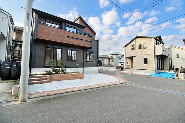 【前面道路含む現地写真】『１号棟』
ひとたび扉を開けばそこに待っているのは上質な空間とマイホームでの新生活をイメージさせる優雅なひととき。「この家なら…」ではなく「ここに住みたい♪」と思う感動をお届けいたします。