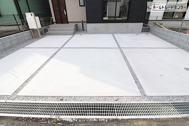 【カースペース】嬉しいコンクリート仕上げのカースペース。雨の日も足元を気にせず外出できます。ご家族の駐輪場としてもお使いいただけます。