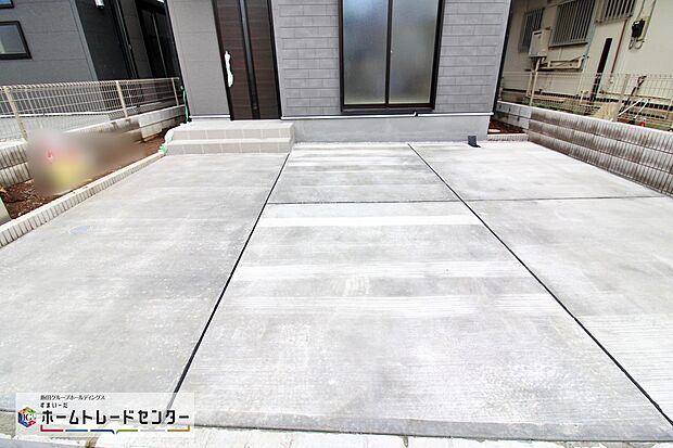 【カースペース】嬉しいコンクリート仕上げのカースペース。雨の日も足元を気にせず外出できます。ご家族の駐輪場としてもお使いいただけます。