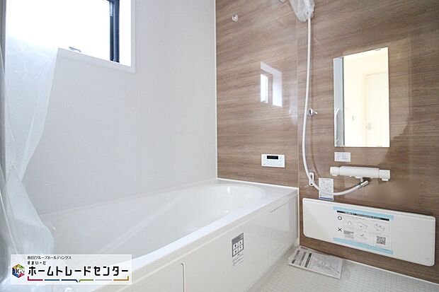 【浴室】毎日の疲れを癒す浴室は1坪タイプです。足を伸ばしてゆっくりとくつろげます。窓があるので、湿気もこもらないのも、うれしいですね♪