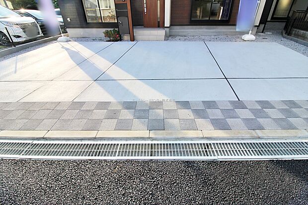 【駐車場】カースペースはゆとりの３台駐車可能。駐輪場として、来客時や将来お子様も車を持たれた時など何かと重宝します。物置スペースとして利用してもいいですね♪