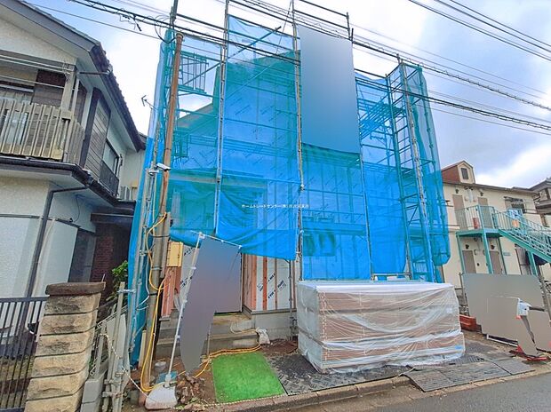 【現地外観写真】『A号棟』
住宅性能評価で耐震等級３（最高等級）を取得！お客様を守る大切な住宅だからこそ、第三者の検査を受けて安心して住んでいただける住宅をご案内させて頂きます。