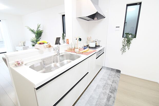 【キッチン】収納力豊富、爽やかなシステムキッチンを用意しております。さっと拭き取るだけで汚れが簡単にとれますので、キッチンスペースをいつでもすっきりとお使い頂けます。