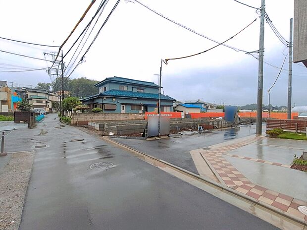 【前面道路含む現地写真】『１号棟』
ひとたび扉を開けばそこに待っているのは上質な空間とマイホームでの新生活をイメージさせる優雅なひととき。「この家なら…」ではなく「ここに住みたい♪」と思う感動をお届けいたします。
