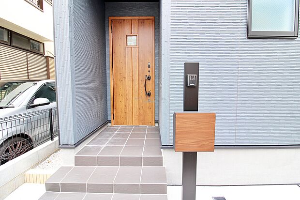 【玄関】訪れる人を優しく迎える、スタイリッシュな玄関。玄関ポーチには屋根がついているので雨などでも玄関前で濡れずにお出かけ準備が出来ます。