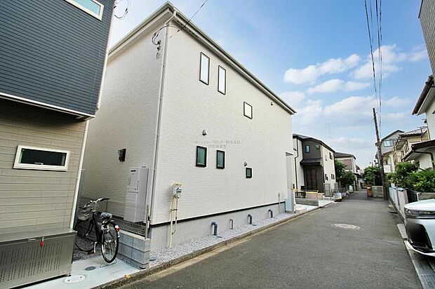 【前面道路含む現地写真】『１号棟』
ひとたび扉を開けばそこに待っているのは上質な空間とマイホームでの新生活をイメージさせる優雅なひととき。「この家なら…」ではなく「ここに住みたい♪」と思う感動をお届けいたします。