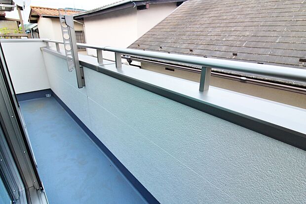 【バルコニー】バルコニーは、洗濯物や布団を干すだけでなく、暖かな陽射しや爽やかな風を存分に取り込み、お部屋に解放感をもたらします☆幅が広めのバルコニーなので家事もしやすいですね♪