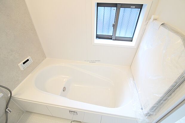 【浴室】毎日の疲れを癒す浴室は１坪タイプです。足を伸ばしてゆっくりとくつろげます。窓があるので、湿気もこもらないのも、うれしいですね♪