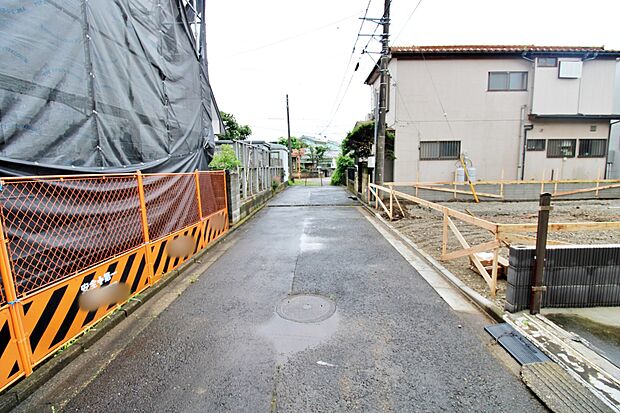 【前面道路含む現地写真】『１号棟』
ひとたび扉を開けばそこに待っているのは上質な空間とマイホームでの新生活をイメージさせる優雅なひととき。「この家なら…」ではなく「ここに住みたい♪」と思う感動をお届けいたします。