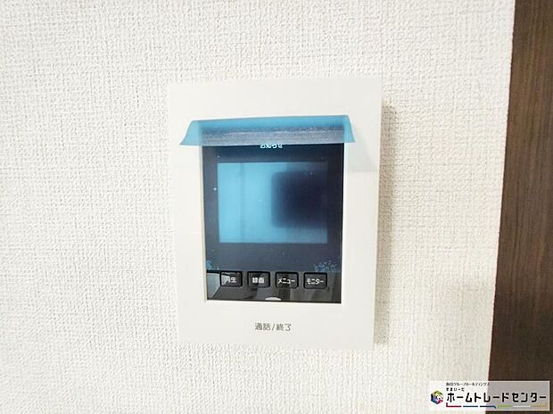 【【TVモニター付きインターホン】】録画機能もあり、どのような人が何時に来訪されたのかが分かります。防犯上はもちろん、お届け物などの把握にも便利です。ライトが付いているので、夜間でも安心です。