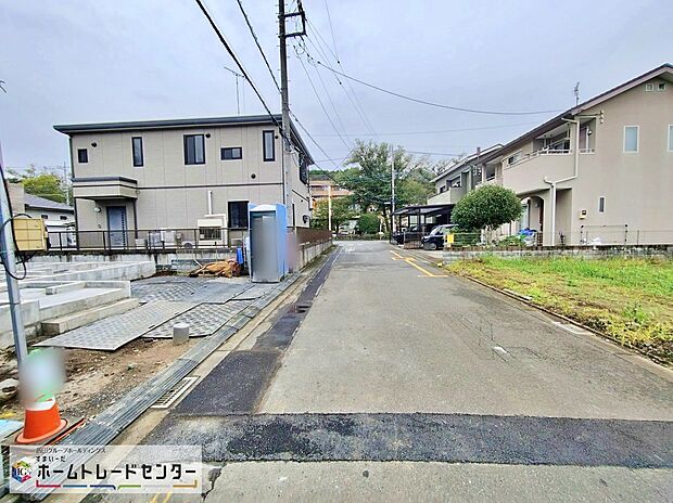 【前面道路含む現地写真】『１号棟』
ひとたび扉を開けばそこに待っているのは上質な空間とマイホームでの新生活をイメージさせる優雅なひととき。「この家なら…」ではなく「ここに住みたい♪」と思う感動をお届けいたします。
