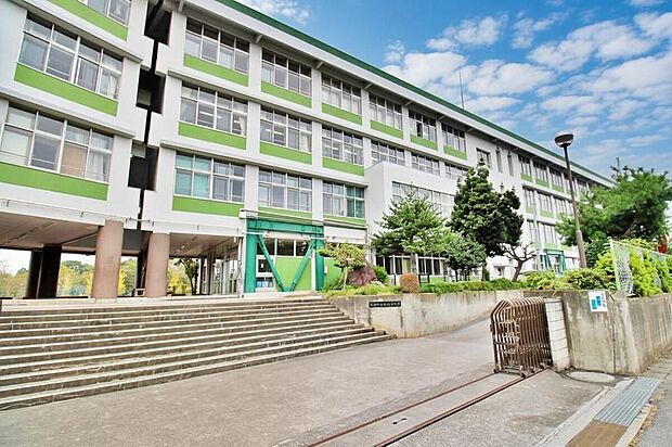 飯能市立加治中学校（約1,600m）