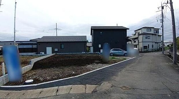 【前面道路含む現地写真】『１号棟』ひとたび扉を開けばそこに待っているのは上質な空間とマイホームでの新生活をイメージさせる優雅なひととき。「この家なら…」ではなく「ここに住みたい♪」と思う感動をお届けいたします。