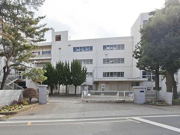 所沢市立富岡中学校（約948m）