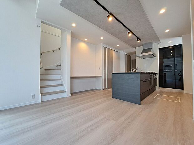 【トラストステージ参考写真】
行き止まりのない回遊動線で無駄な動きを減らし、家事負担の軽減に役立つ付帯設備が共働きや子育て世帯の暮らしにゆとりを生み、QOLの向上に繋がります。