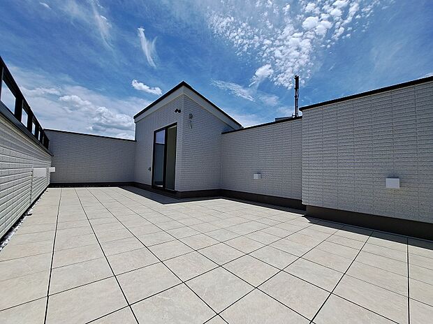 【トラストステージ参考写真】
約14.54帖の広々としたスカイリビング「そらいろ空間」で寛ぐ贅沢なおうち時間。
金属防水工法によるメンテナンスフリーで快適にお過ごしいただけます。