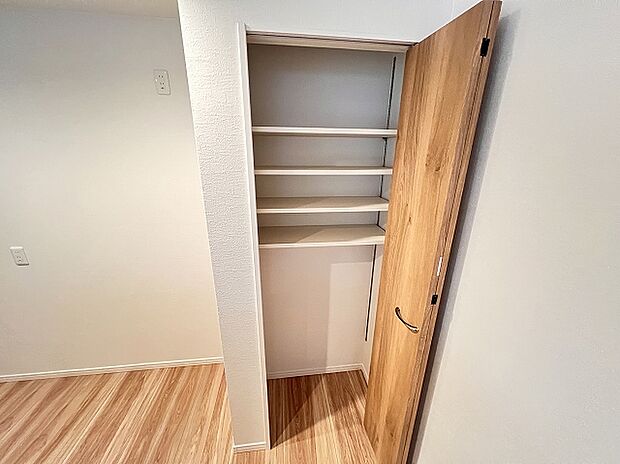 【パントリー】キッチンには可動棚4枚を採用した日用品のストックまでたっぷり収納できるパントリー