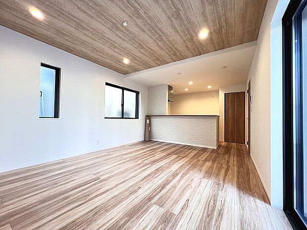 【リビング】三方に開口部がある為、明るい日差しが差し込んでいます。