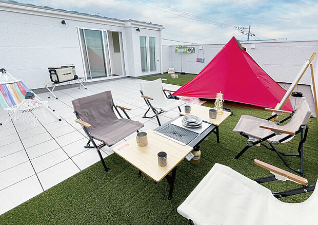 【【そらいろ空間（屋上）】】マイタウンが提案する「屋上～そらいろ空間～」は、セカンドリビングや庭としても使えるプライベートなリラックス空間。
メンテナンス性に優れ、快適で彩り豊かな暮らしを実現します。