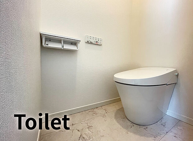 【【トイレ(1号棟・2階)】】ゆったりとした座り心地と清潔さを保ちやすいデザインにこだわったタンクレストイレ。
扉を開けたメイン動線の廊下に備えたセカンド洗面で、手洗いやうがいも快適です。