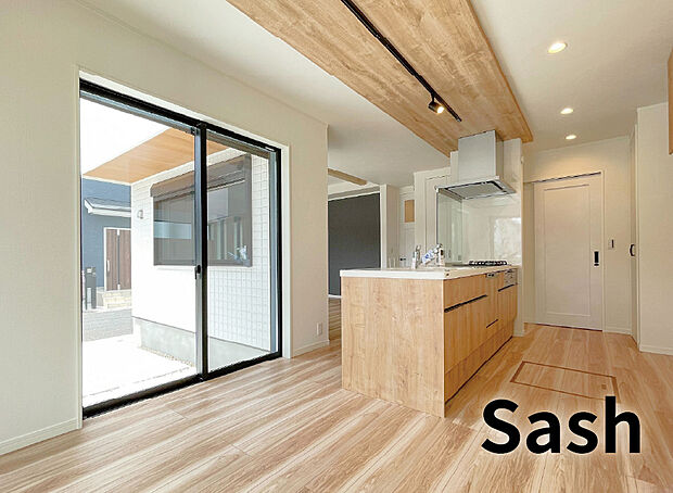 【【サッシ】】アルミと樹脂の複合サッシ!フレームをスリム化しガラス面積最大化!
特殊金属膜と中空層のダブル効果で夏は涼しく冬は暖かい、快適な暮らしが実現する断熱性の高いサッシです。