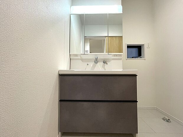 【洗面化粧台】朝の身支度がスムーズに。合わせ鏡ができる三面鏡＆たっぷり収納の三面鏡付洗面化粧台。