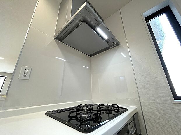 【レンジフード】整流板付きでお掃除がしやすいスリムタイプ型レンジフードを採用。